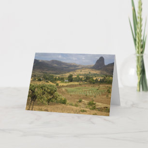 Tarjeta Vista panorámica de una gran montaña rocosa