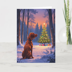 Tarjeta Vizsla mirando el árbol de Navidad en un bosque ne