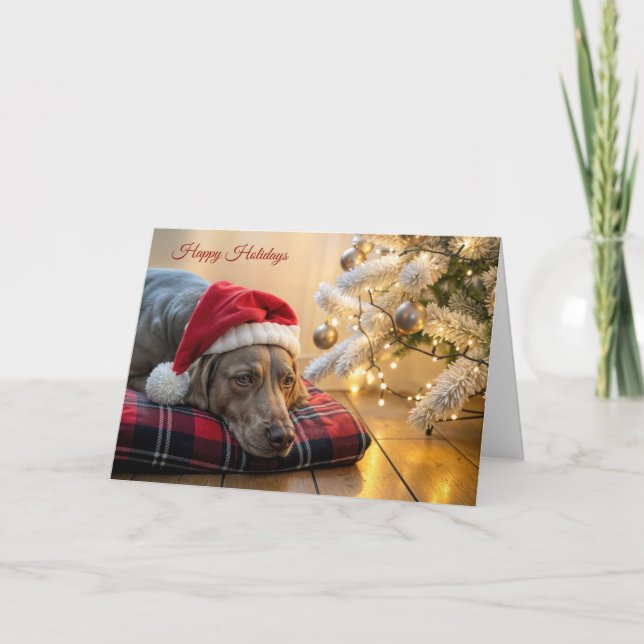 Tarjeta Weimaraner de Navidad junto a un árbol (Anverso)