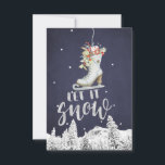 Tarjeta Winter Wonderland Skate | Que la tipografía de la<br><div class="desc">El purpurina plateado Let It Snow pinchó el guión de la tipografía bajo una gran patineta colgada de regalos de Navidades rodeados de nieve caída sobre un oscuro fondo azul de pizarra de medianoche con una escena montañosa con pinos haciendo una carta de saludo rústico y moderno para las vacaciones...</div>