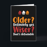 Tarjeta Wiser viejo sí que es un cumpleaños gracioso y deb<br><div class="desc">Graciosas,  humorísticas y a veces sarcásticas tarjetas de cumpleaños para tu familia y amigos. Obtén esta tarjeta para tu persona especial. Visita nuestra tienda para más tarjetas de cumpleaños geniales.</div>
