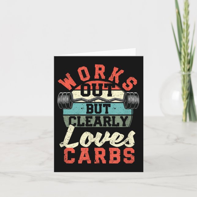 Tarjeta Works Out But Clearly Loves Carbs Funny Low Carb G (Anverso)