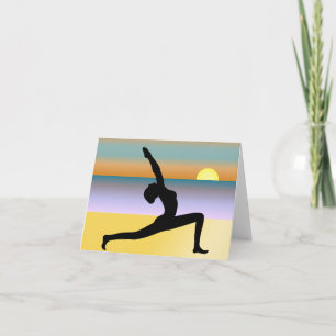 Tarjeta Yoga en la mujer de la playa que presenta la