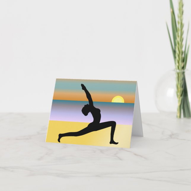 Tarjeta Yoga en la mujer de la playa que presenta la (Anverso)