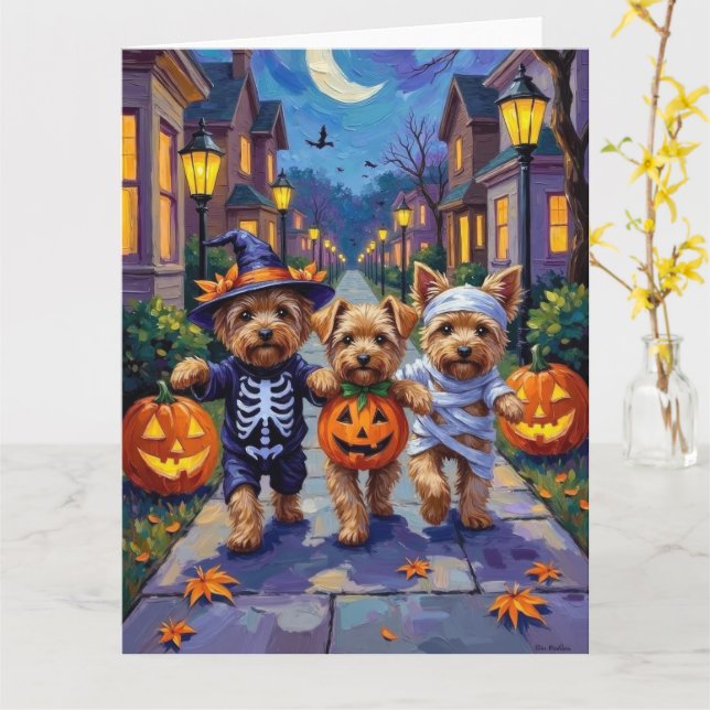 Tarjeta Yorkipoo pidiendo dulces con disfraces de Hallowee (flor amarilla)