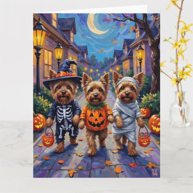 Tarjeta Yorkshire Terrier Dogs in Halloween Costumes (flor amarilla)