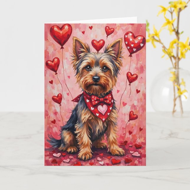 Tarjeta Yorkshire Terrier Valentine Dog Sitting with Heart (flor amarilla)