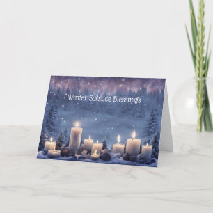 Tarjeta Yule de solsticio de invierno con velas en la niev
