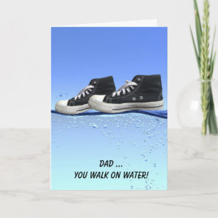 Tarjeta Zapatillas del Día del Padre caminando sobre el ag