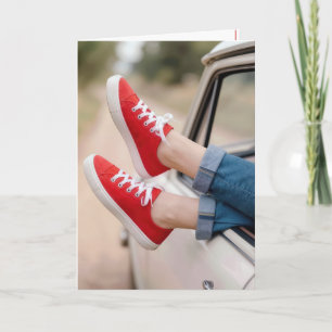 Tarjeta Zapatillas rojas de cumpleaños colgando de la vent