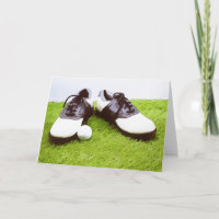 zapato de golf con bola de golf en verde