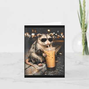 Tarjeta Zarigüeya bebiendo café helado divertido meme de a