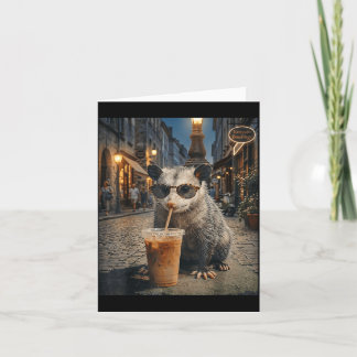 Tarjeta Zarigüeya genial bebiendo café helado divertida no