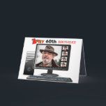 Tarjeta Zoomy 60th Birthday Funny Video Conference Call<br><div class="desc">Graciosa Videoconferencia de cumpleaños, sátira. La persona está sola en la videollamada. El chiste es Yes Oui Si Ja (sí, te vemos). Y la foto repite para mostrar a la misma persona. Muy divertido y de actualidad. Acercar la persona y el tiempo se amplía. Puede usarse para cualquier género y...</div>