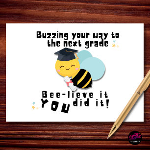Tarjeta Zumbando a la graduación del próximo grado Felicid