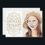 Tarjetas alegres de la foto de los días de fiesta<br><div class="desc">Tarjeta elegante, moderna de la foto del navidad que ofrece su foto de familia preferida. Ilustrado con flourishes del oro, remolinos y estilo beige de la tipografía del vintage en un fondo blanco. Suposición y elegante, lee "tiene navidad alegre de un acebo" con una escritura de lujo moderna. Envíe los...</div>