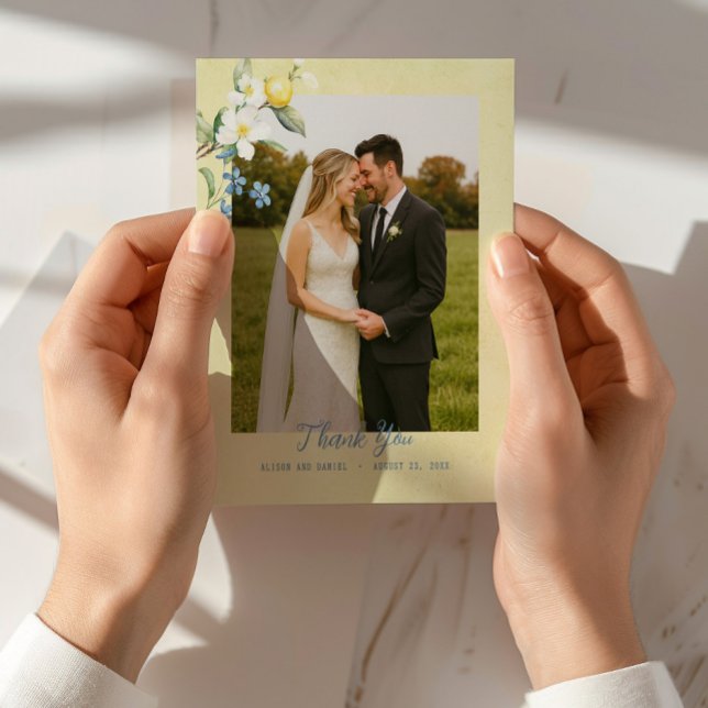 Tarjetas de agradecimiento de boda con limón flora (Show appreciation to your guests with timeless watercolor lemon floral thank you notes.)