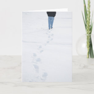 Tarjetas de invierno con huellas en la nieve fresc