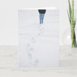 Tarjetas de invierno con huellas en la nieve nueva