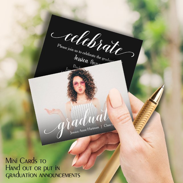 Tarjetas de invitación de fotografía de tamaño peq (Small 3.5" x 2.5" graduation party cards to hand out or include in your graduation announcements.)