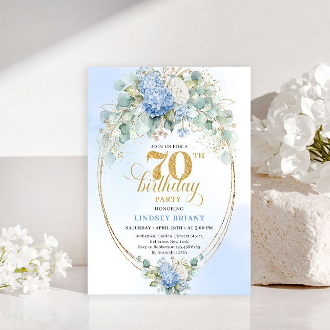 Tarjetas de invitación elegantes de cumpleaños 70  (Elegant 70th Birthday Blue Hydrangea Gold Invitation)