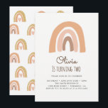 Tarjetas de invitación para el segundo cumpleaños<br><div class="desc">El arcoíris de tierra es perfecto para una fiesta de cumpleaños mínima y moderna. Elija nuestro diseño de arcoiris color pastel para su fiesta de primer cumpleaños.</div>