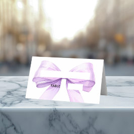 Tarjetas de lugar con lazo de lavanda plegadas con