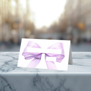 Tarjetas de lugar con lazo de lavanda plegadas con