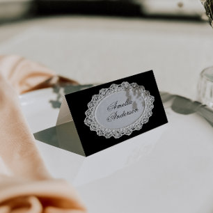 Tarjetas de lugar de boda con encaje blanco y negr