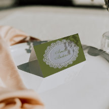 Tarjetas de lugar de boda con encaje verde oliva d