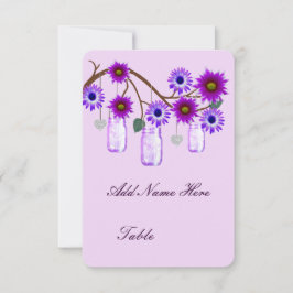 Tarjetas de lugar de mesa con frascos de flores pú