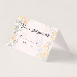 Tarjetas de lugar dobladas para boda con flores si