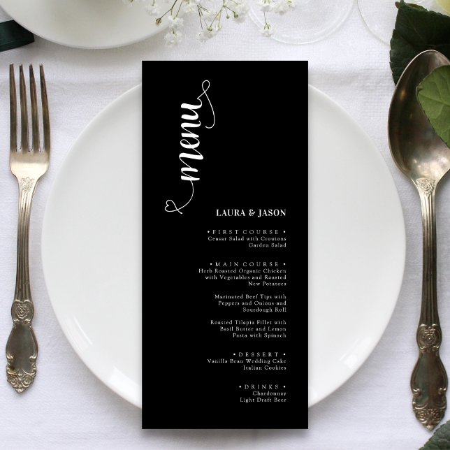 Tarjetas de menú de boda simples en blanco y negro (Simple black and white wedding menu cards create a clean, timeless feel for each place setting)