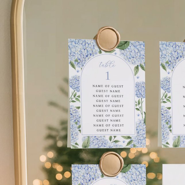 Tarjetas de mesa con nombres de invitados y arco d (Subido por el creador)