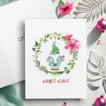 Tarjetas de Navidades de acuarela tropical<br><div class="desc">Esta original tarjeta de Navidades tropicales para Navidades 2024 presenta un adorable gnomo navideño de color agua vestido con una camisa con motivos de hojas tropicales y un largo gorra de estilo Santa, enclavado en una casa de campo de exuberante vegetación y bayas rojas sobre un crujiente fondo blanco. Las...</div>