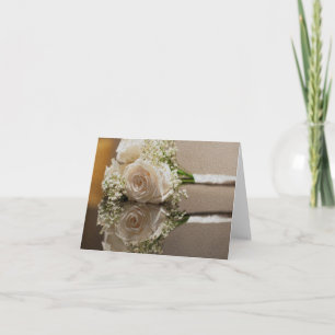 Tarjetas de nota en blanco de los rosas blancos