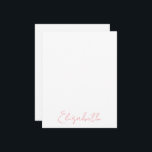 Tarjetas de nota personalizadas con nombre en rosa<br><div class="desc">Impresionantes en su simplicidad,  estas tarjetas de nota personalizadas con nombre personalizado presentan una fuente de estilo manuscrita. En rosa sobre blanco. El nombre es personalizable. Hacen un regalo maravilloso para las fiestas,  damas de honor,  graduación y más. Parte de una colección de Parcel Studios.</div>