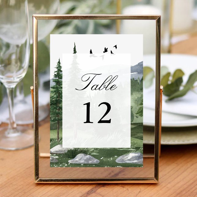 Tarjetas de Número de Mesa con Tema de Bosque de P (Pine forest table number cards add rustic charm while guiding guests to their seats.)