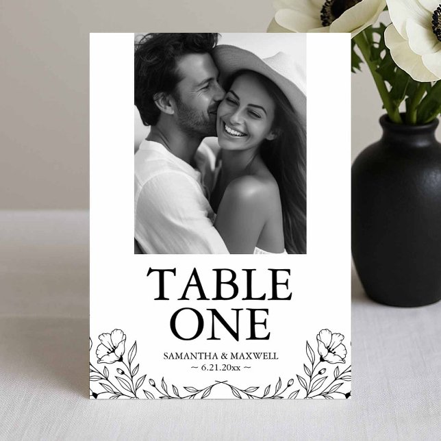 Tarjetas de número de mesa para fotos de boda en b (Black and white wedding photo table number card with line art by Victoria of Do Tell A Belle)