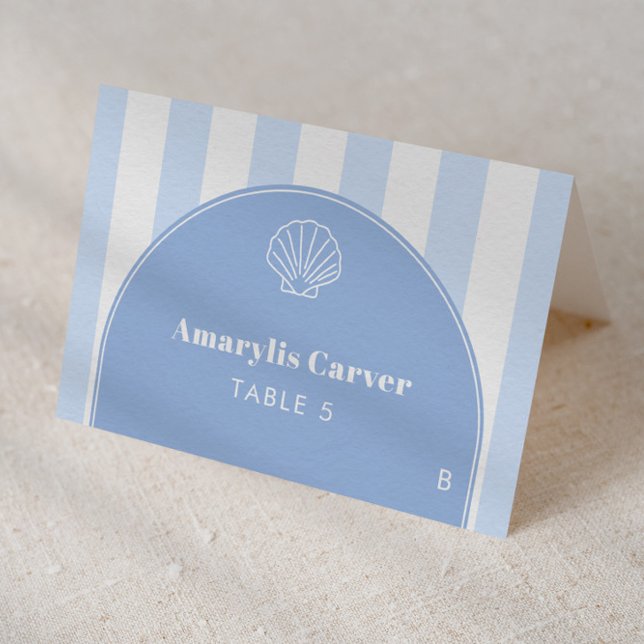Tarjetas de plaza individuales de Boda costero min (Coastal inspired blue and white individual place card design)