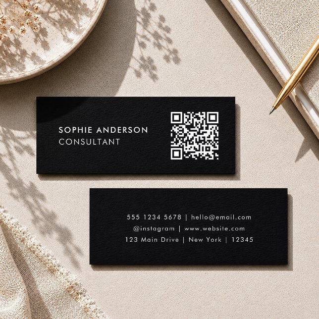 Tarjetas de Presentación con Código QR | Tarjeta d (Black mini business cards with a custom QR code for simple, polished contact sharing.)