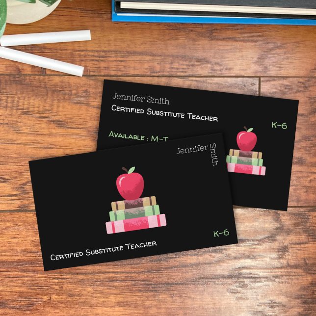 Tarjetas de presentación negras de libros de manza (Red apple on books educator black double-sided business cards)