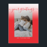 Tarjetas de salutación fotográficas con fuente Red<br><div class="desc">Tarjetas de felicitación universales personalizadas de Navidad rojas para familia con una foto elegante con superposición chic de gradiente ombre blanco sobre fondo rosa púrpura, su mensaje de felicitación en elegante letra manuscrita, su nombre, fecha, año, mensaje en la parte posterior en una fuente moderna y simple sans serif. Cree...</div>
