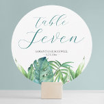 Tarjetas de tabla de bodas de destino de vegetació<br><div class="desc">Esta tarjeta de la mesa de bodas de la playa se puede personalizar con el nombre de la novia y el boda del novio. El número de la mesa está establecido en una tipografía de escritura con letras a mano contemporánea en verde esmeralda, con un borde inferior de hojas de...</div>