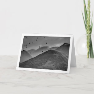Tarjetas dobladas con pájaros negros en vuelo