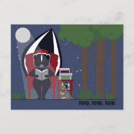 Tarjetas postales de zorrillo leyendo en el bosque