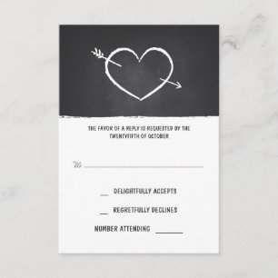 tarjetas RSVP de boda en pizarra de amor lindo