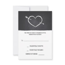 tarjetas RSVP de boda en pizarra de amor lindo