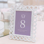 Tarjetas simples de números de tabla de Boda de mo<br><div class="desc">Añada una moda y un toque moderno a su recepción nupcial con estos elegantes números de la mesa de bodas. Con un elegante escudo en monograma con las iniciales, nombres y fecha de boda de la novia y el novio, este diseño muestra una tipografía simple pero sofisticada sobre un suave...</div>