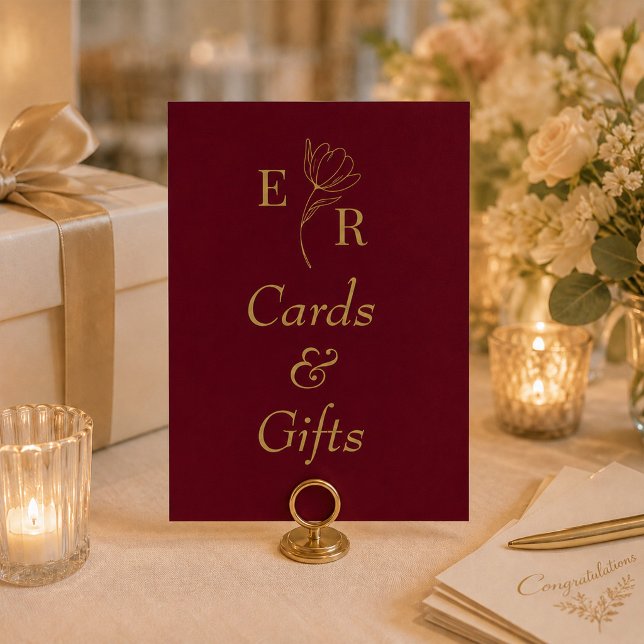 Tarjetas y regalos Señal de monograma floral de Bo (Cards and Gifts Burgundy Floral Monogram Sign on an elegant wedding table)